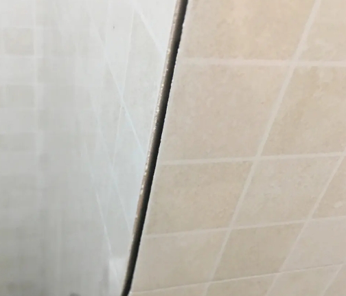 青冈瓷砖空鼓维修公司分享阳台瓷砖脱落的修复过程可以分为以下几个步骤
